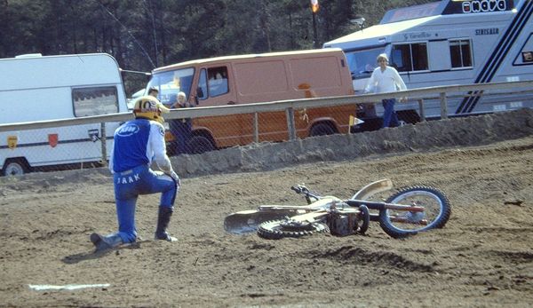 Ruskeasanta MM-500 1981 Van Velthoven polvistuu